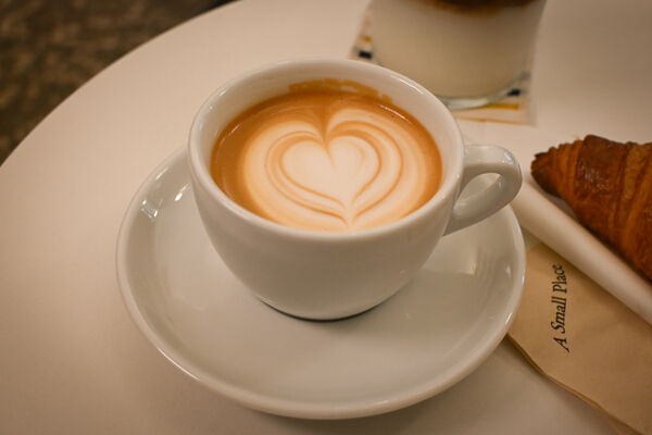 ▲▼台北古亭巷弄咖啡廳「A Small Place」，小巧溫馨，生意非常好，外酥內軟可頌必點。（圖／部落客水晶提供）