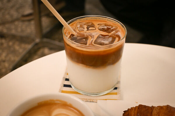 ▲▼台北古亭巷弄咖啡廳「A Small Place」，小巧溫馨，生意非常好，外酥內軟可頌必點。（圖／部落客水晶提供）