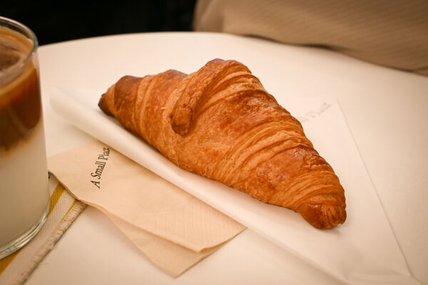 ▲▼台北古亭巷弄咖啡廳「A Small Place」，小巧溫馨，生意非常好，外酥內軟可頌必點。（圖／部落客水晶提供）