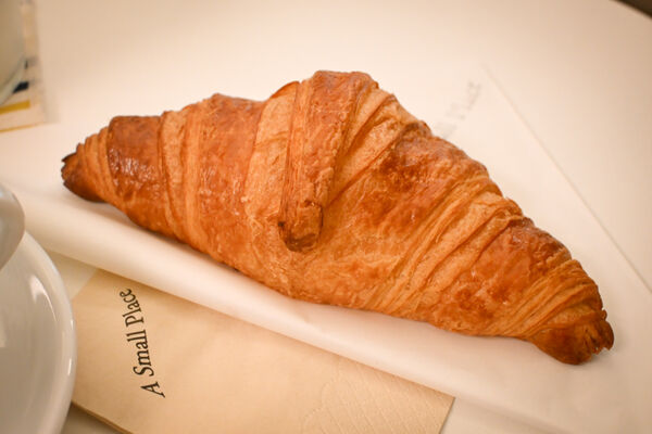 ▲▼台北古亭巷弄咖啡廳「A Small Place」，小巧溫馨，生意非常好，外酥內軟可頌必點。（圖／部落客水晶提供）