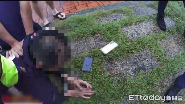 ▲通緝犯駕自小客方向燈運作異常，員警見狀上前攔查。（圖／吉安警分局提供，下同）