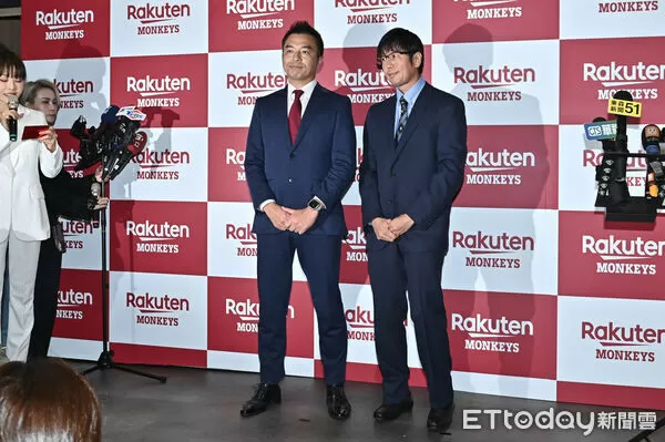 ▲▼中職樂天桃猿今天召開記者會，日籍高層亞洲CEO葛城崇（右）發布球團最新人事異動，樂天桃猿任命日本東北樂天金鷲社長森井誠之（左）暫代樂天桃猿執行長。（圖／記者李毓康攝）