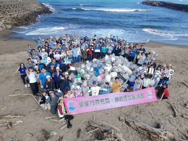 ▲驗船中心號召百餘位同仁及眷屬齊聚萬里風箏坪，共清出615公斤海岸廢棄物，展現守護海洋的永續精神。（圖／驗船中心提供）