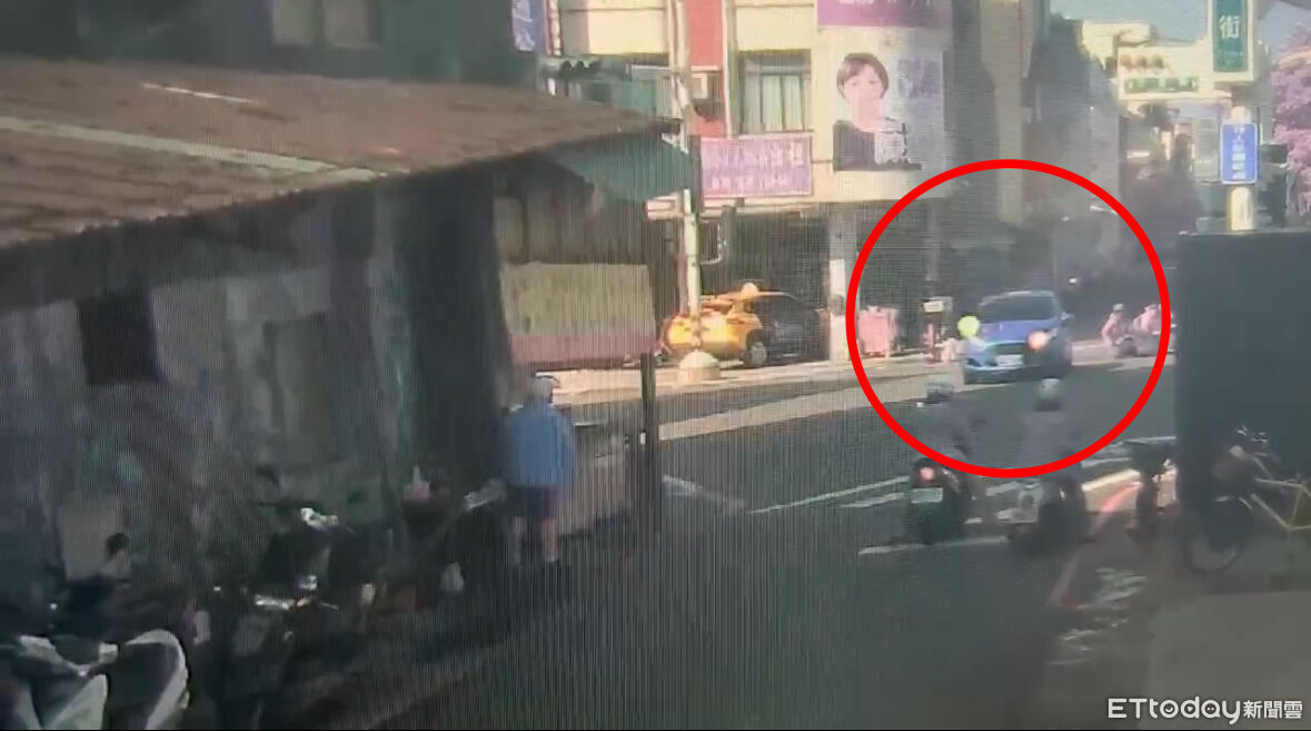 快訊/高雄驚悚車禍!75歲翁開車鏟飛路口5機車 釀5人受傷