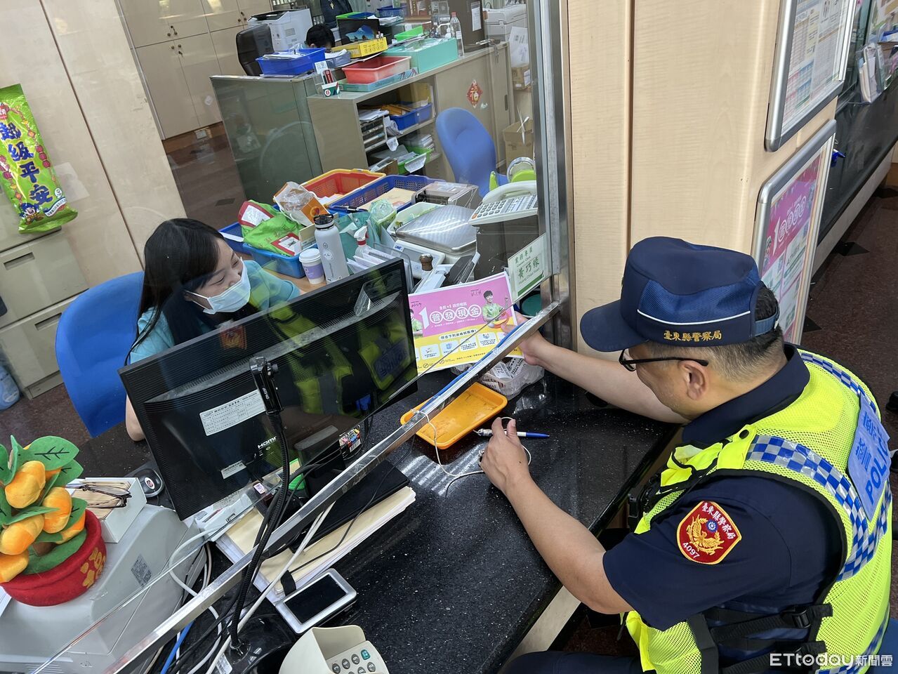 太麻里警加強普發 1 萬元反詐宣導　主動進駐金融機構護民財