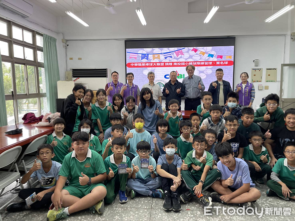 執行署偕中職聯盟模擬拍賣球星簽名球　南投國小學童爭先喊價