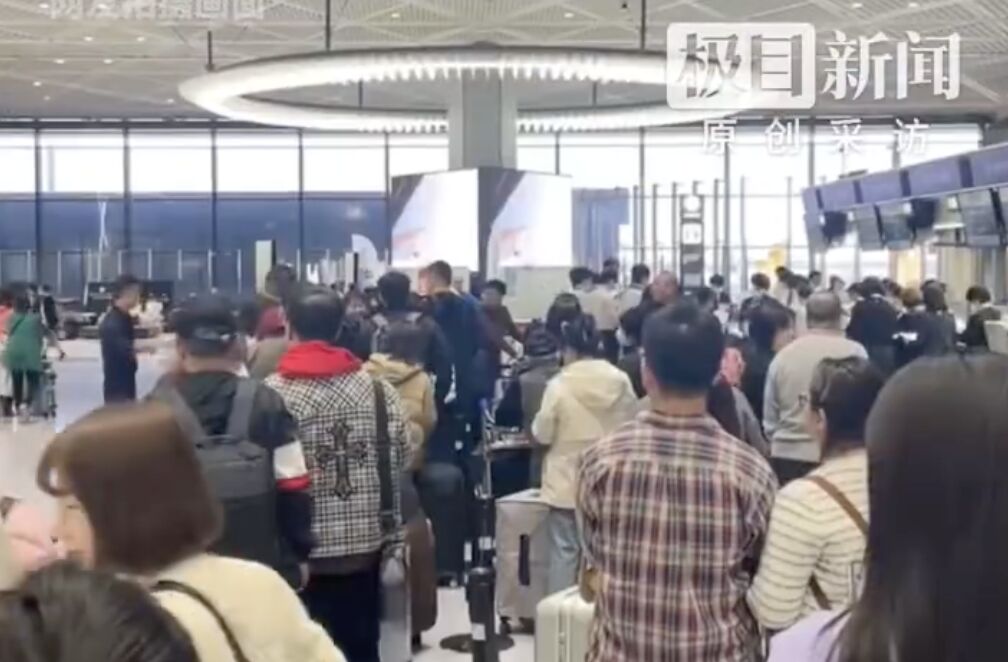 ▲大陸短影音平台瘋傳大批陸客在日本機場搭機返國。（圖／翻攝極目新聞）