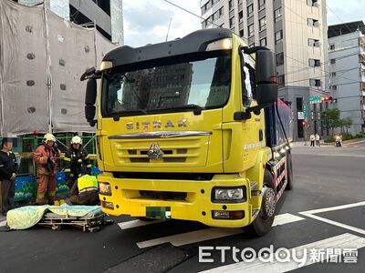 快訊／新北砂石車右轉撞單車　女騎士卡車底全身骨折送醫