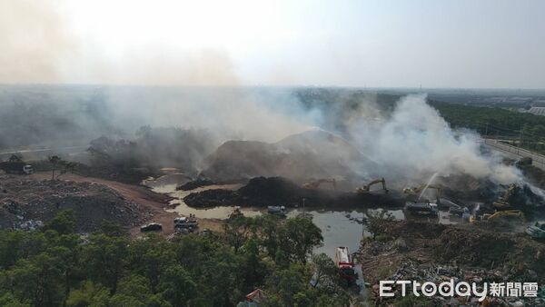 ▲台南消防在烏樹林廢棄物火場持續壓制火勢，重機具與砲塔同步投入。（記者林東良翻攝，下同）
