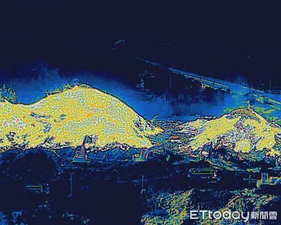 ▲台南消防在烏樹林廢棄物火場持續壓制火勢，重機具與砲塔同步投入。（記者林東良翻攝，下同）