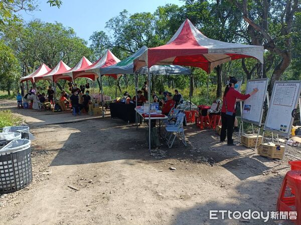 ▲台南消防在烏樹林廢棄物火場持續壓制火勢，重機具與砲塔同步投入。（記者林東良翻攝，下同）