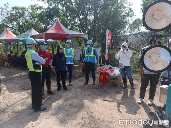 ▲台南消防在烏樹林廢棄物火場持續壓制火勢，重機具與砲塔同步投入。（記者林東良翻攝，下同）