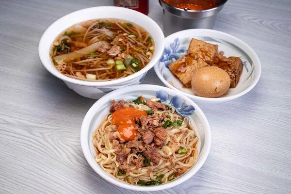 ▲▼南投意麵藏身市場「友德意麵」，便宜又大碗，遊子回鄉排隊半小時也要吃。（圖／部落客美熊提供）