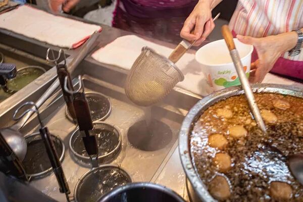 ▲▼南投意麵藏身市場「友德意麵」，便宜又大碗，遊子回鄉排隊半小時也要吃。（圖／部落客美熊提供）