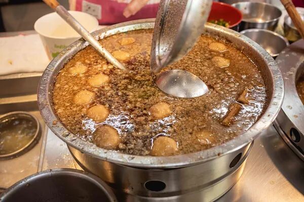 ▲▼南投意麵藏身市場「友德意麵」，便宜又大碗，遊子回鄉排隊半小時也要吃。（圖／部落客美熊提供）