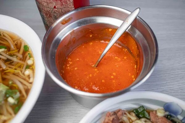 ▲▼南投意麵藏身市場「友德意麵」，便宜又大碗，遊子回鄉排隊半小時也要吃。（圖／部落客美熊提供）