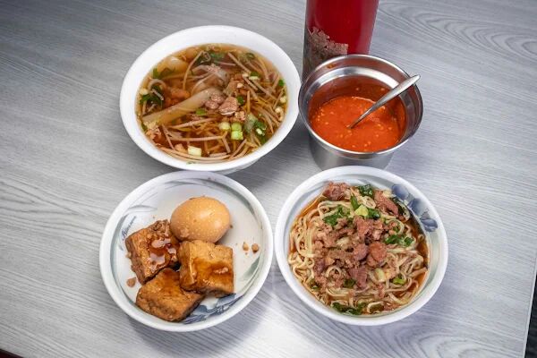 ▲▼南投意麵藏身市場「友德意麵」，便宜又大碗，遊子回鄉排隊半小時也要吃。（圖／部落客美熊提供）