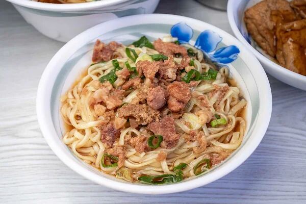 ▲▼南投意麵藏身市場「友德意麵」，便宜又大碗，遊子回鄉排隊半小時也要吃。（圖／部落客美熊提供）