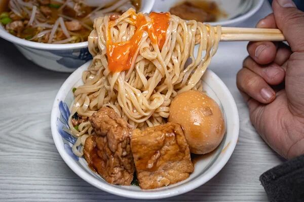 ▲▼南投意麵藏身市場「友德意麵」，便宜又大碗，遊子回鄉排隊半小時也要吃。（圖／部落客美熊提供）