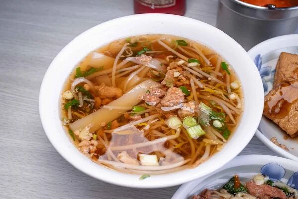 ▲▼南投意麵藏身市場「友德意麵」，便宜又大碗，遊子回鄉排隊半小時也要吃。（圖／部落客美熊提供）