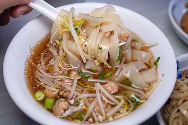 ▲▼南投意麵藏身市場「友德意麵」，便宜又大碗，遊子回鄉排隊半小時也要吃。（圖／部落客美熊提供）