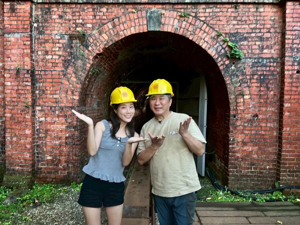 ▲▼胡瓜帶著金針菇遊九份。（圖／下面一位提供）