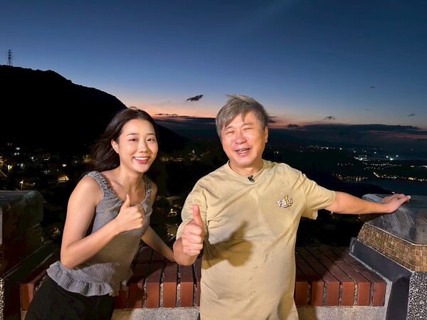 ▲▼胡瓜帶著金針菇遊九份。（圖／下面一位提供）