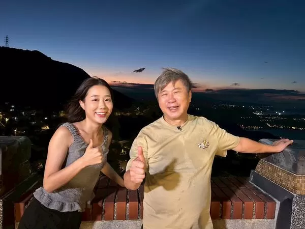 ▲▼胡瓜帶著金針菇遊九份。（圖／下面一位提供）