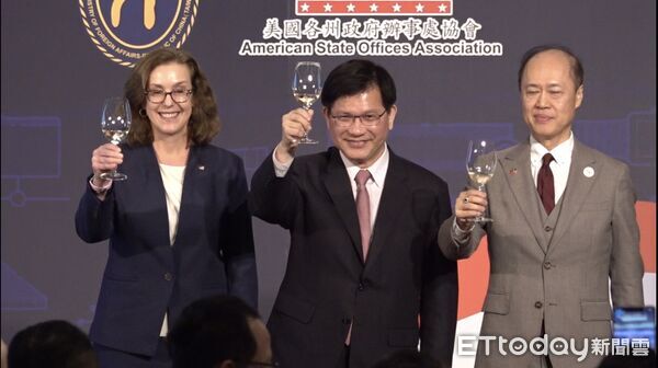 ▲▼外交部長林佳龍、美國各州政府辦事處協會（American State Offices Association, ASOA）會長嚴樹芬、美國在台協會副處長梁凱雯出席「外交部與美國各州政府辦事處協會感恩之夜」（MOFA and ASOA Appreciation Reception）。（圖／記者莊喬迪攝）