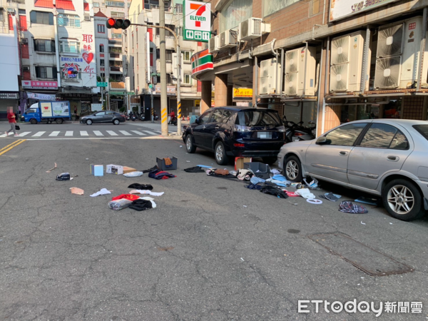 ▲高雄三民區街頭散落滿地衣物。（圖／記者吳奕靖翻攝）