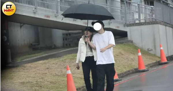 優美新人生1／挺過事業低谷換新賓士車　小優與新歡雨中約會肢體交纏分不開