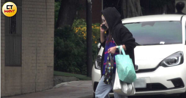 優美新人生1／挺過事業低谷換新賓士車　小優與新歡雨中約會肢體交纏分不開