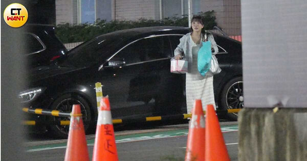 優美新人生1／挺過事業低谷換新賓士車　小優與新歡雨中約會肢體交纏分不開