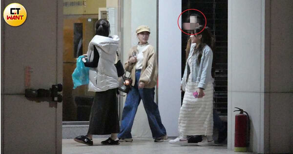 優美新人生1／挺過事業低谷換新賓士車　小優與新歡雨中約會肢體交纏分不開