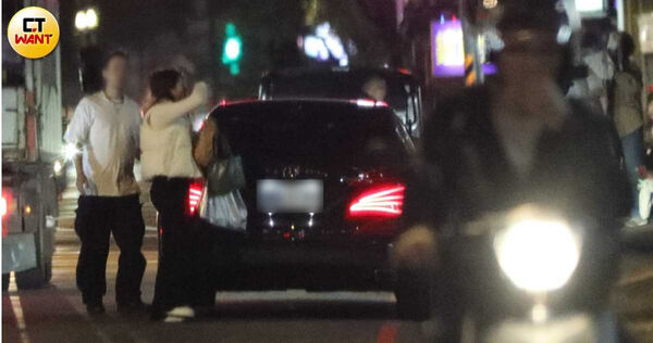 優美新人生1／挺過事業低谷換新賓士車　小優與新歡雨中約會肢體交纏分不開