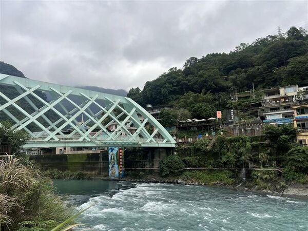許多網友認為烏來老街的覽勝大橋破壞景觀。（翻攝臉書社團「反攻大路」）