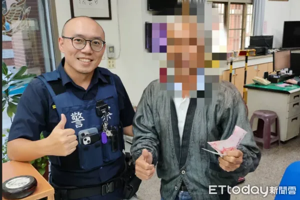 ▲東港警方助楊男領回遺失物。（圖／記者陳崑福翻攝）