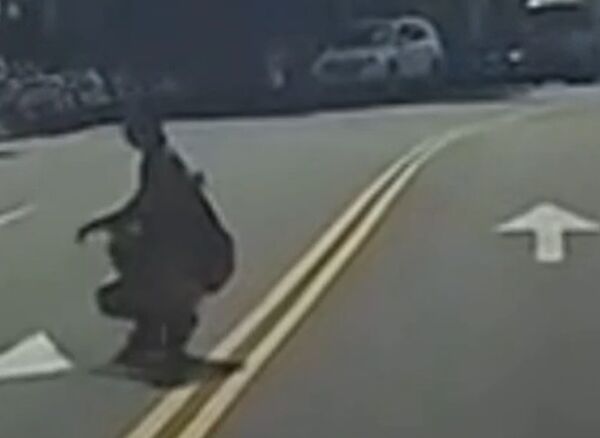 ▲彰化市旭光路驚見一名男子青蛙跳穿越馬路。（圖／翻攝自社會事新聞影音）