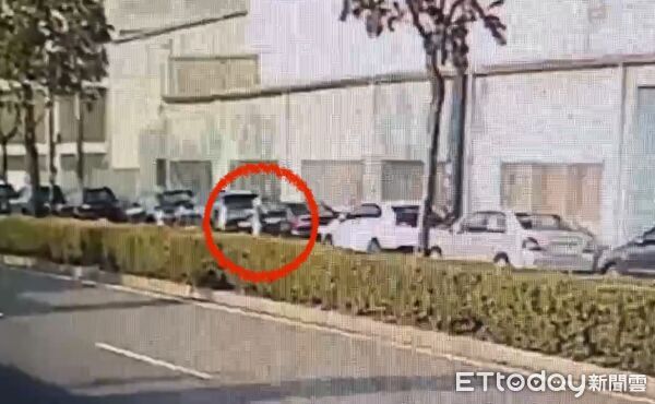 ▲▼岡山分局警方接獲民眾報案，指出停放在育才路的愛車遭人士以利器刮花，經調閱監視器畫面，發現一名酒醉男子涉有重嫌。（圖／記者吳世龍翻攝）