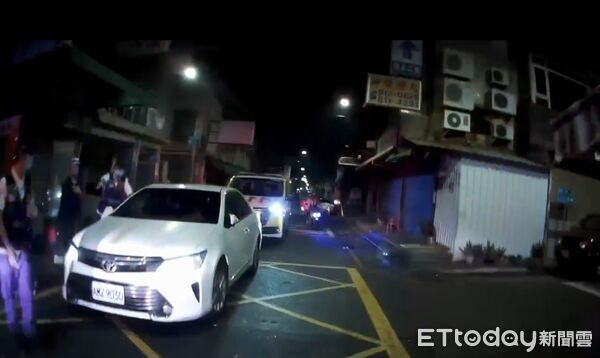 ▲▼ 高雄女開車深夜「昏睡路中」怪怪的　警唾液快篩抓包又毒駕。（圖／記者賴文萱翻攝）