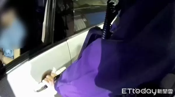 ▲▼ 高雄女開車深夜「昏睡路中」怪怪的　警唾液快篩抓包又毒駕。（圖／記者賴文萱翻攝）