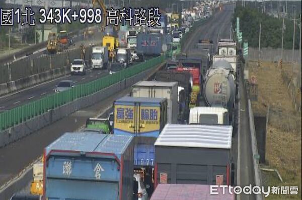 ▲▼國1南下343.8k大小車追撞嚴重車禍　高科至岡山雙向封閉。（圖／記者吳世龍翻攝）