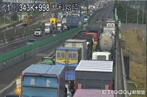 ▲▼國1南下343.8k大小車追撞嚴重車禍　高科至岡山雙向封閉。（圖／記者吳世龍翻攝）