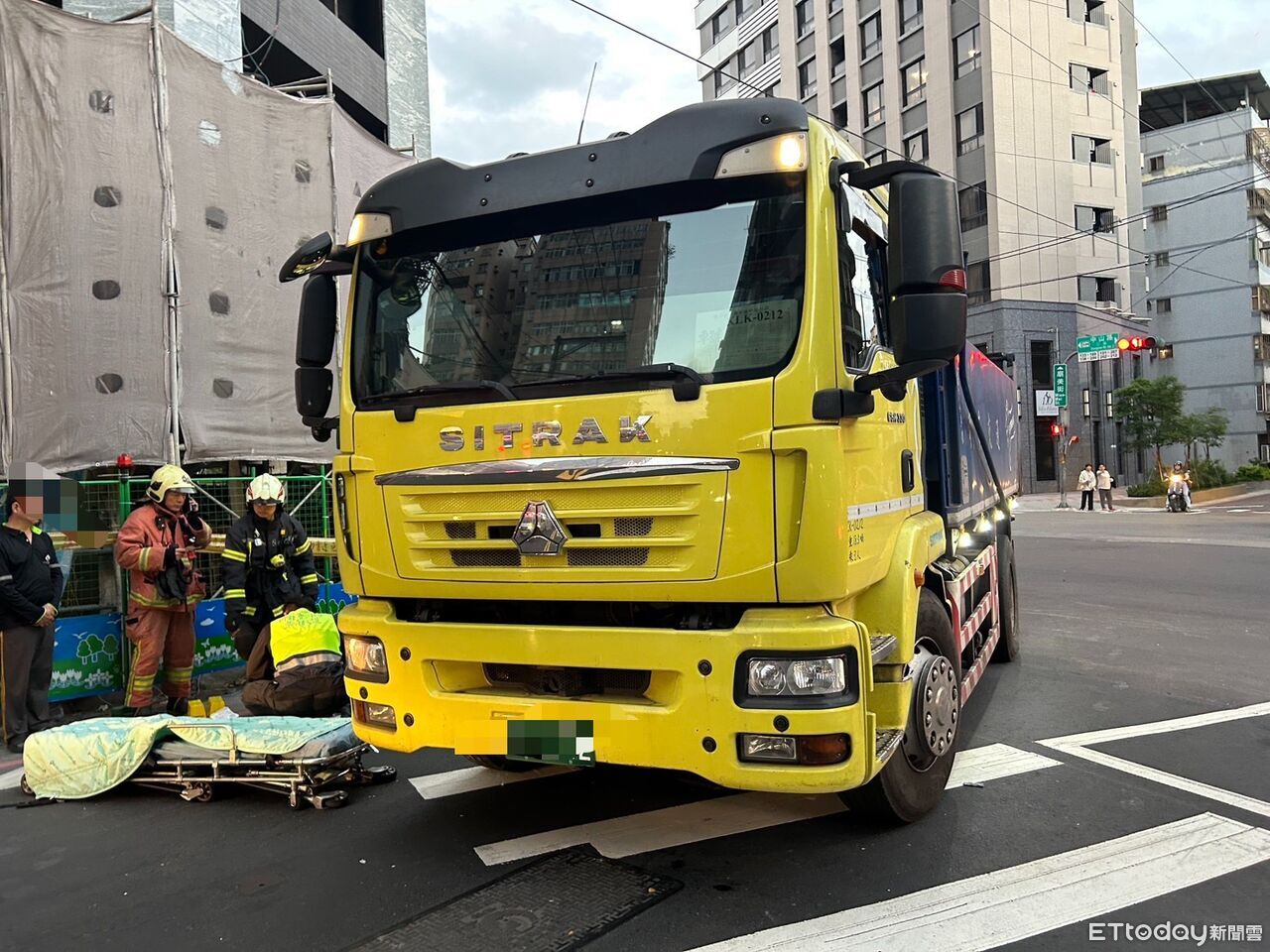 快訊／新北砂石車右轉撞單車　女騎士卡車底全身骨折送醫