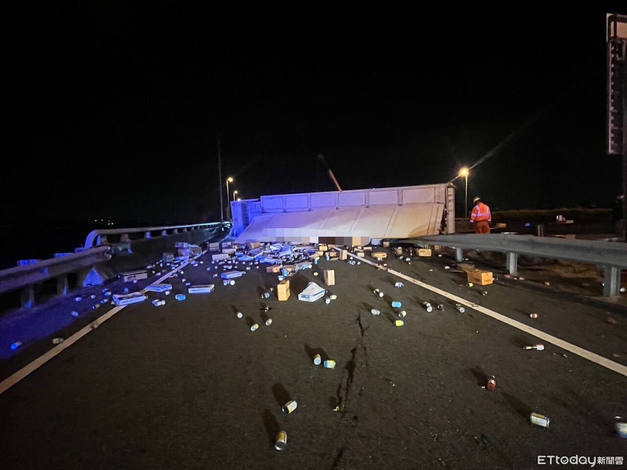 國3凌晨聯結車翻覆「封閉交流道」 海量拖吊車5hrs才排除