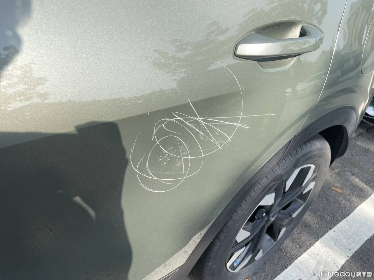 高雄路邊4車被亂刮「醉男幹的」車主超崩潰 離譜畫面曝