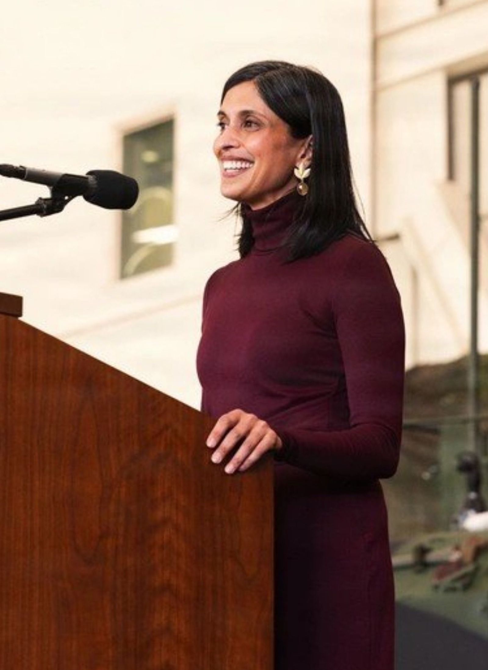 美副總統范斯爆婚變疑雲！緊抱柯克遺孀、妻子婚戒消失　當事人雙雙回應了