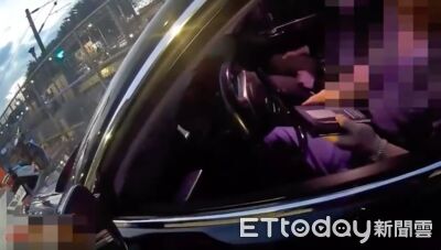 三峽女所長查違停驚見5逃逸移工 舉槍喝令司機鎖門:不要動喔