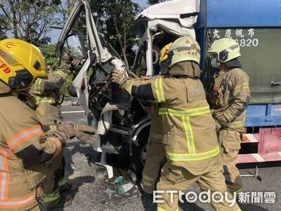 快訊/台南善化小貨車撞砂石車「2人受困」 駕駛左腳變形送醫