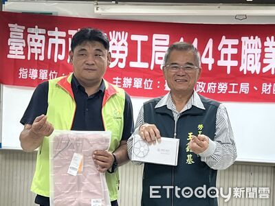 台南修繕志工頂著高溫拚公益 勞工局送風扇衣降熱危害